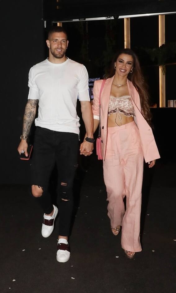 Ειρήνη Παπαδοπούλου Το κοστούμι αντικειμενικά είναι ωραίο. Το μπλουζάκι όμως από μέσα τα χαλάει όλα. Βολάν, σούρες, χρώματα τι άλλο δηλαδή; Όχι Ειρήνη μου!