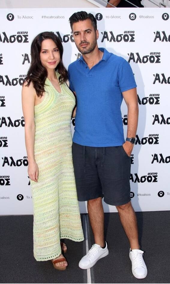 Κατερίνα Γερονικολού  Προφανώς το φόρεμα αυτό δεν την κολακεύει στο στήθος, αλλά είναι δυνατόν βρε Κατερίνα μου να επέλεξες αυτές τις πλατφόρμες. Δεν είναι ούτε για την ηλικία σου, ούτε για το στυλ σου.