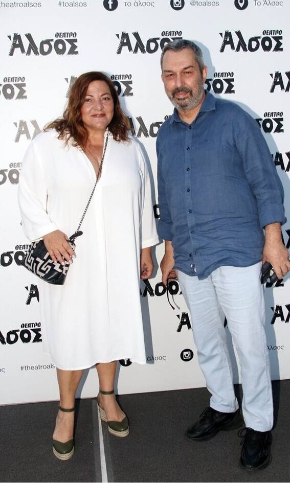 Βίκυ Σταυροπούλου Η απόδειξη πως η κομψότητα δεν έχει ηλικία, δεν έχει σωματότυπο. Υπέροχη με το λευκό φόρεμα της στη σωστή γραμμή, με ψηλές μοντέρνες εσπαντρίγιες και ασπρόμαυρη τσάντα χιαστί η Βίκυ ήταν μία θεά, όπως πάντα!