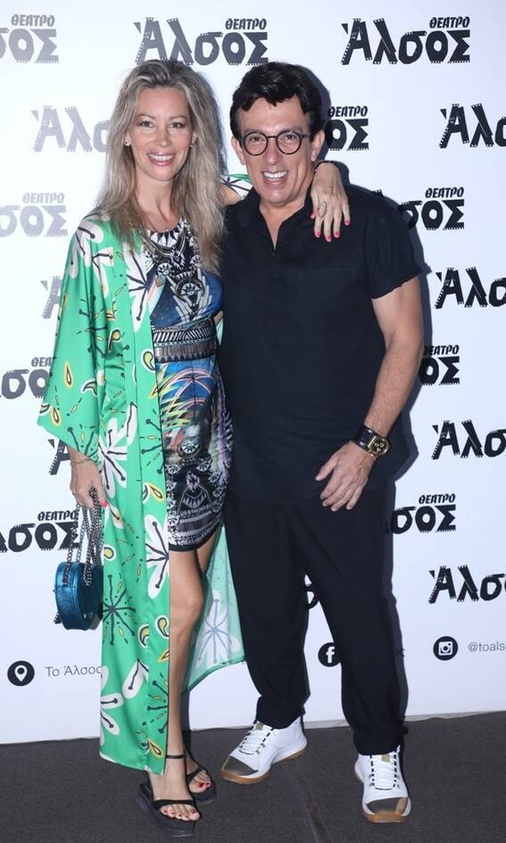 Άριελ Κωνσταντινίδη Ειλικρινά Άριελ δεν μπορώ να φανταστώ το πώς φτάνεις σε αυτά τα σύνολα. Τόσο print μαζεμένο δεν σε κολακεύει, το ίδιο και το μαύρο παπούτσι.