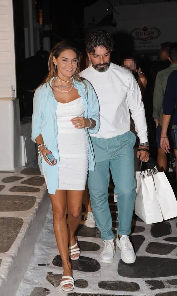 Βρισηίδα Ανδριώτου Αρχικά το ζευγάρι έχει ντυθεί ασορτί χρωματικά. Και μόνο για αυτό θα χειροκροτήσουμε. Αλλά και η Βρισηίδα ήταν πολύ κομψή με το λευκό φόρεμα της και τα ενημερωμένα mules.