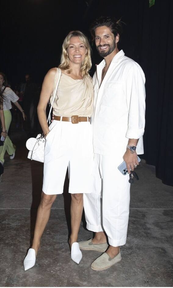 Βίκυ Καγιά Τι να πει κανείς για την ιέρεια του στυλ; Εμείς θα αρκεστούμε στο να πούμε ότι θέλουμε τώρα τα μυτερά άσπρα της mules. Σε όλα τα χρώματα!