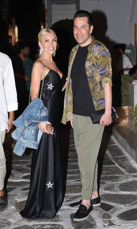 Κατερίνα Καινούργιου Λαμπερή όπως τα glittery αστεράκια στο φόρεμα της. Με μαύρο, maxi, sexy φόρεμα η Κατερίνα ήταν υπέροχη. Πήρε και ένα denim μπουφάν για το κρύο(σωστή!).