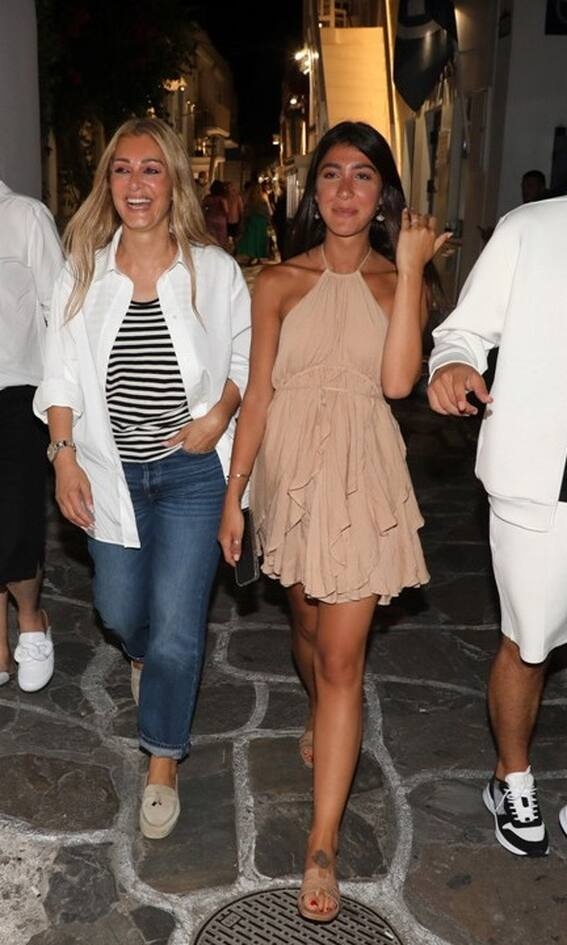 Νατάσα Θεοδωρίδου Πάρα πολύ ωραίο ναυτικό στυλ, απλό και cool για τη Νατάσσα. Με κλασική μαρινιέρα και μοκασίνια έκανε ένα πολύ ωραίο, casual σύνολο για μία βόλτα στο νησί.