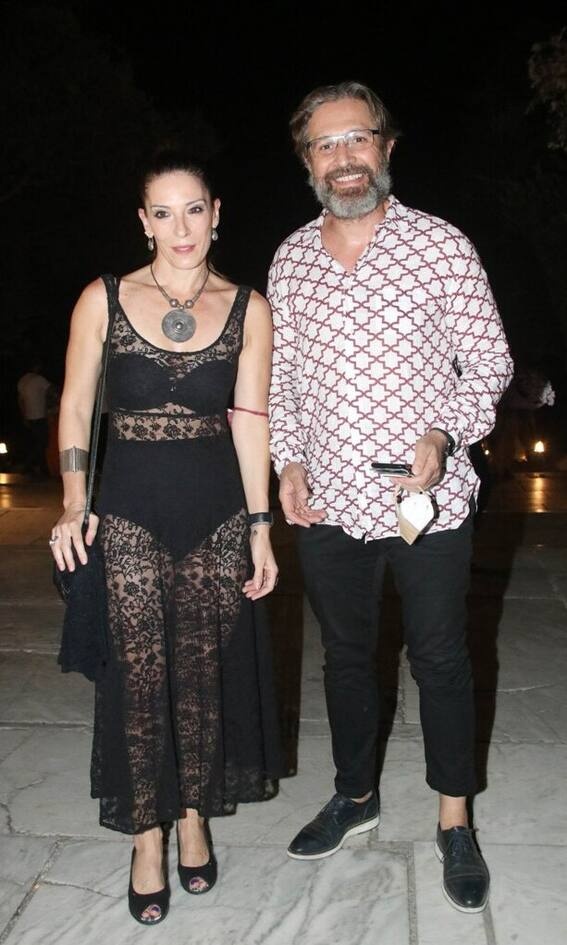 Αθηνά Μαξίμου Κοίτα τώρα να δεις: μας αρέσει η ιδέα της τολμηρής διαφάνειας με τη δαντέλα η εκτέλεση όμως δεν πέτυχε και ήταν και εντελώς άκυρη για το χώρο. Δυστυχώς. Το παπούτσι από την άλλη δεν είχε καμία σχέση με το υπόλοιπο στυλ.