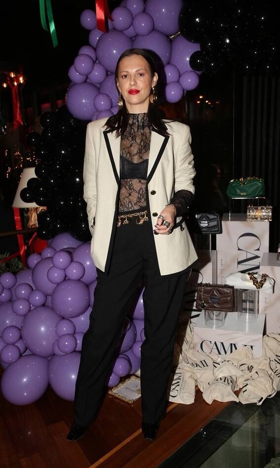 Ραμόνα Βλαντή Έτσι θέλουμε να βλέπουμε τη Ραμόνα, με sexy, θηλυκή διάθεση και statement κομμάτια, όπως τα χρυσά αξεσουάρ που διάλεξε για τη βραδιά. Το άσπρο σακάκι της ήταν όλα τα λεφτά!