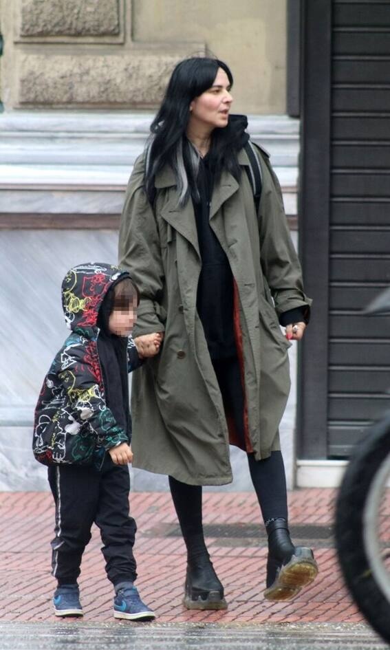 Ζενεβιέβ Μαζαρί Το casual chic είναι το αγαπημένο στυλ της Ζενεβιέβ, που ακόμη και στην πιο απλή της εκδοχή θα προσθέσει ένα ιδιαίτερο κομμάτι. Όπως αυτό το χακί παλτό και τα chunky μποτάκια της με το λαστιχένιο πάτο.