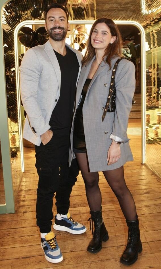 Χριστίνα Μπόμπα Είναι από τις πιο όμορφες γυναίκες του Instagram, δεν το συζητώ. Εδώ φόρεσε ένα total black σύνολο, που το έσπασε με γκρι σακάκι και μας έδειξε πώς μπορείς να φορέσεις κάτι απλό και άνετο και σε βραδινή έξοδο.