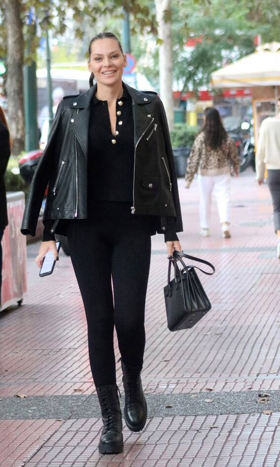 ΥΒΟΝΝΗ ΜΠΟΣΝΙΑΚ Total black για την Υβόννη που είναι η απόλυτη έμπνευση του casual chic. Απλή και σικάτη έβαλε μία πιο επίσημη πινελιά στο σύνολο της με το δερμάτινο μπουφάν και την τσάντα της.