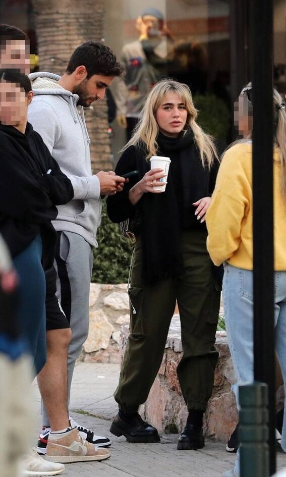 Κόνι Μεταξά Κορίτσια τα cargo παντελόνια είναι στη μόδα και η Κόνι φόρεσε το δικό της ιδανικά. Με ένα crop φούτερ και combat μποτάκια απλώς το απογείωσε!