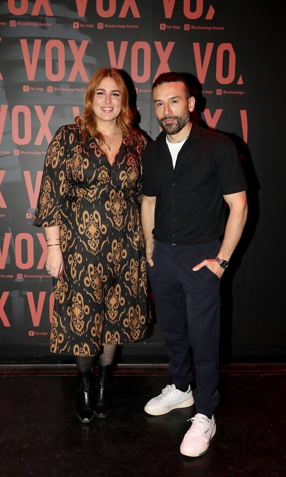 Εβελίνα Νικόλιζα Το φόρεμα ωραίο. Το καλσόν λάθος και τα μποτάκια τα θέλαμε matte ή suede. Κατά τα άλλα αγαπάμε την ginger Εβελίνα.