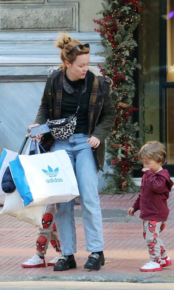 Λένα Παπαληγούρα Δεν είναι κακό το look της Λένας, απλό και ωραίο θα το έλεγε κανείς. Το πρόβλημα εντοπίζεται κυρίως στα δύο prints που φόρεσε μαζί, το λεοπάρ και το καρό. Δεν ταιριάζουν προφανώς.