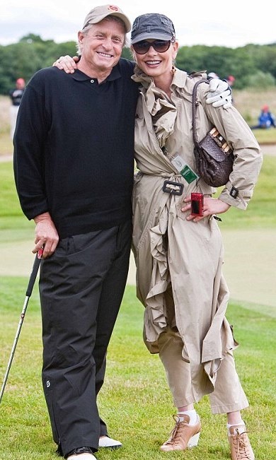 Η Catherine Zeta Jones, στηρίζει τον Michael Douglas