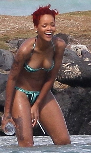 Η Rihanna… «οπλοφορεί»