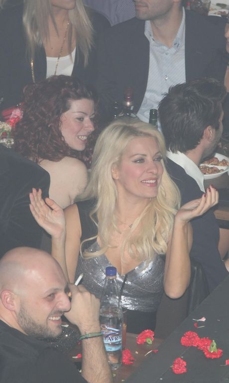 Καρέ καρέ η Ελένη Μενεγάκη στην  πρώτη σόλο εμφάνιση μετά το διαζύγιο