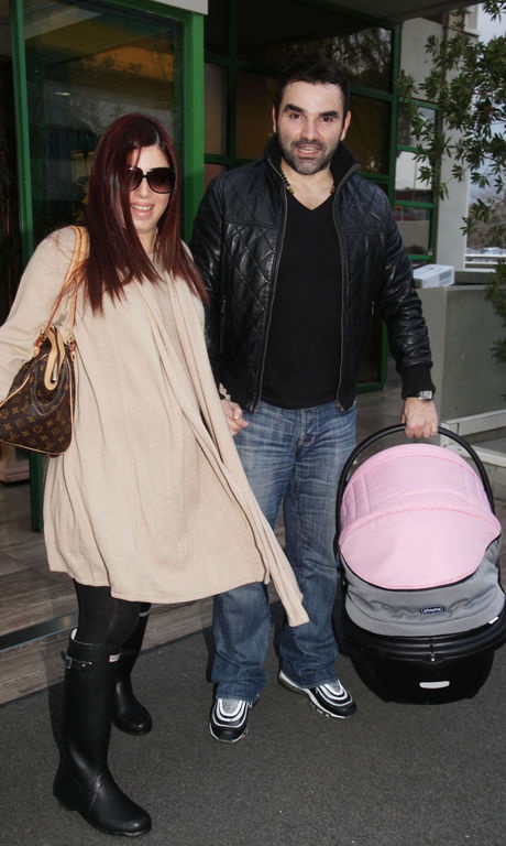 Η έξοδος του ευτυχή μπαμπά Νάσου Γουμενίδη από το μαιευτήριο