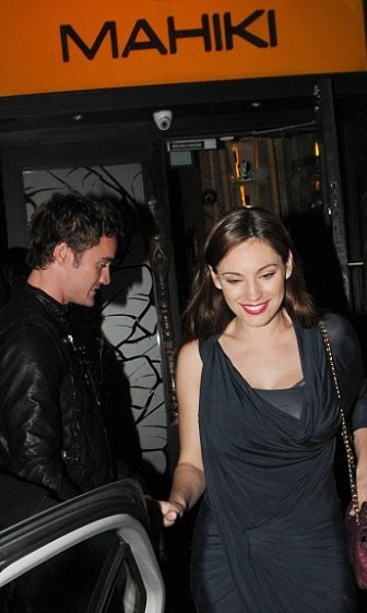 Kelly Brook: Σε μπαρ παρά την εγκυμοσύνη