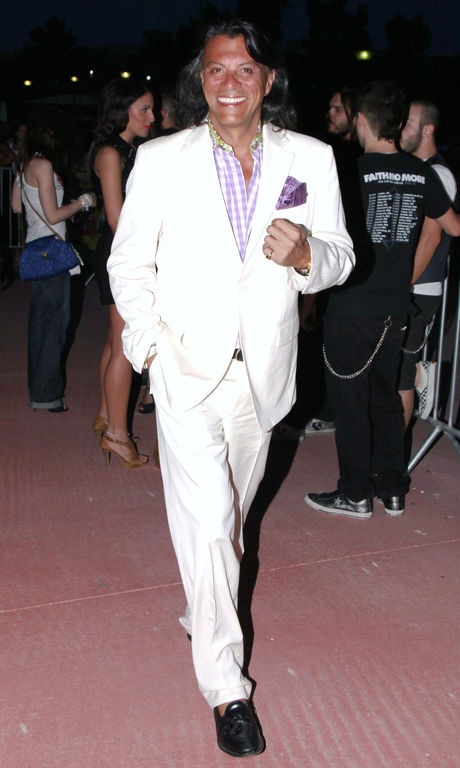 Άσπρο ο… Ψινάκης, μαύρο ο… Νίνο!