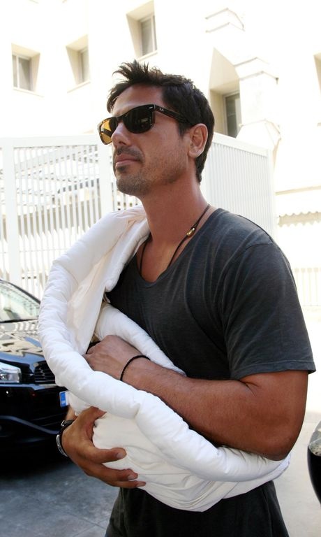 Καμπούρη-Ταρασιάδης: Καρέ καρέ η έξοδός τους από το μαιευτήριο