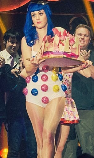 Katy Perry: Έκλεισε τα 27 και ντύθηκε… Χριστούγεννα