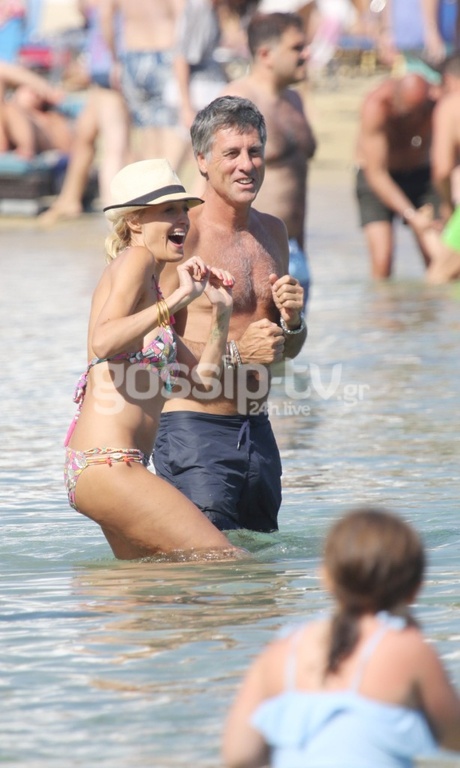 Καυτά φιλιά σε παραλία της Μυκόνου