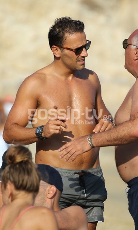 Συνεχίζει τις βουτιές του στη Μύκονο ο Νίκος Βέρτης!