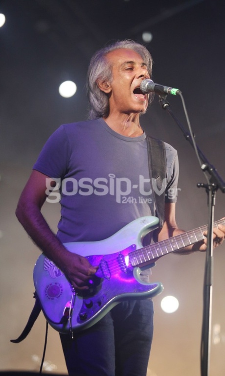 Στην σκηνή με δύναμη ψυχής ο τραγουδιστής που παλεύει με τον καρκίνο των οστών