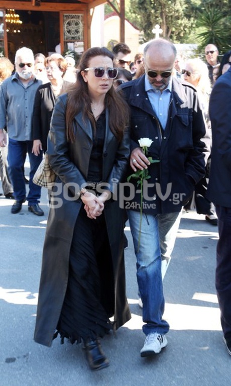 Ήταν όλοι εκεί για να πουν στον Πέτρο Κωλέτη το τελευταίο αντίο (φωτό)