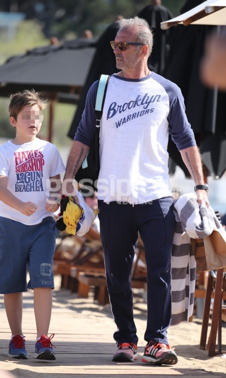 Πέτρος Κωστόπουλος: Βόλτα με το γιο του στη θάλασσα