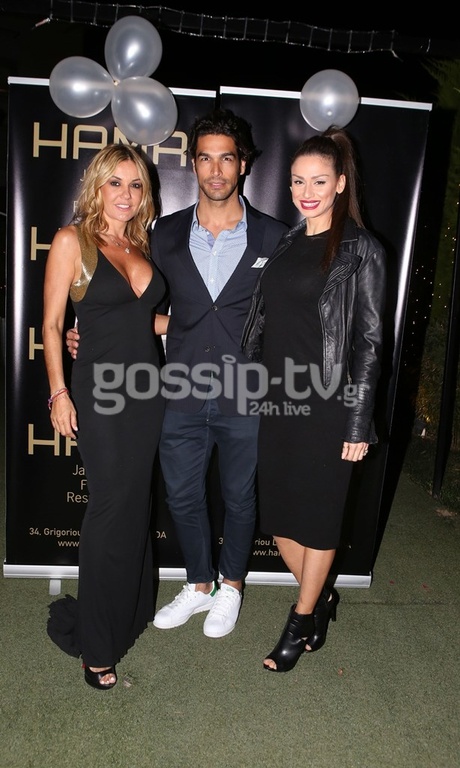 Ποζάρει αγκαλιά με την πρώην σύντροφο και με την σύζυγό του