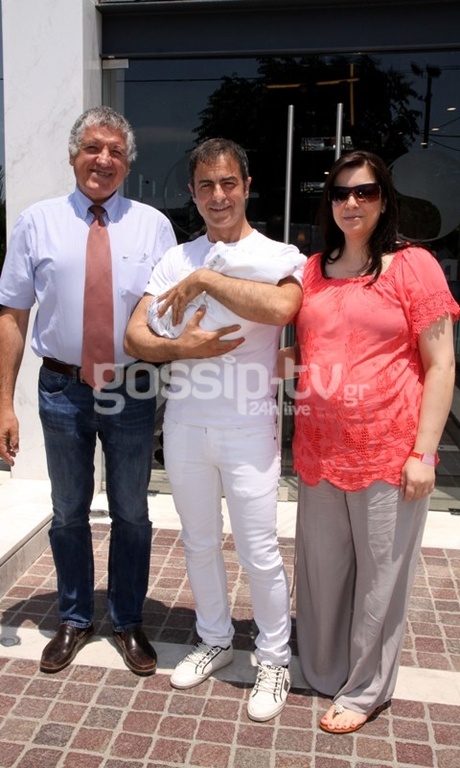 Νεκτάριος Σφυράκης-Στέλλα Φιλίππου: Η έξοδος από το μαιευτήριο με τον γιο τους και το φιλί στο στόμα