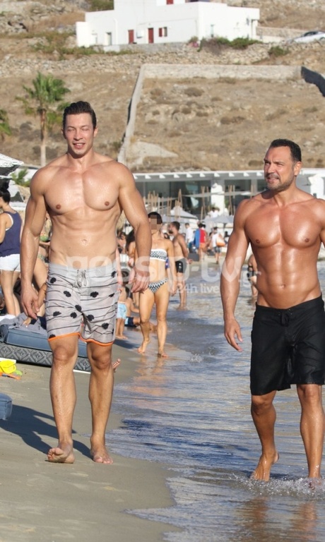 Με κοιλιακούς «κέντημα» τρελαίνει τα κορίτσια στη Μύκονο!