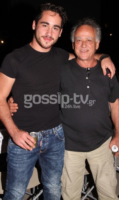 O Νίκος Καλογερόπουλος μας συστήνει το γιο του