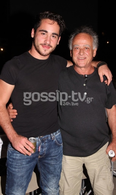 O Νίκος Καλογερόπουλος μας συστήνει το γιο του