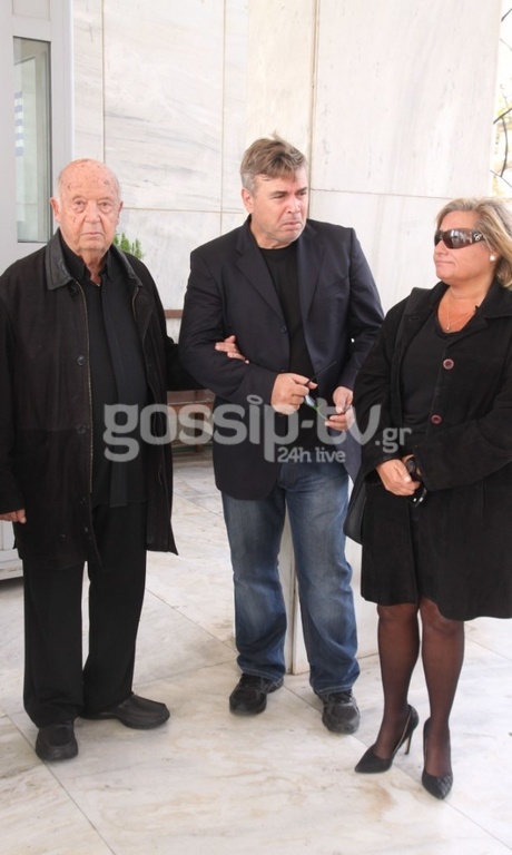 Συντετριμμένος ο Γιώργος Κατσαρός στην κηδεία της γυναίκας του