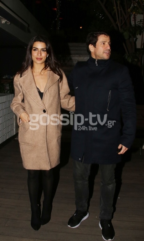 Αγκαλιάζονται… κοιτιούνται τρυφερά και… θέλουν να μας πείσουν ότι δεν είναι μαζί!