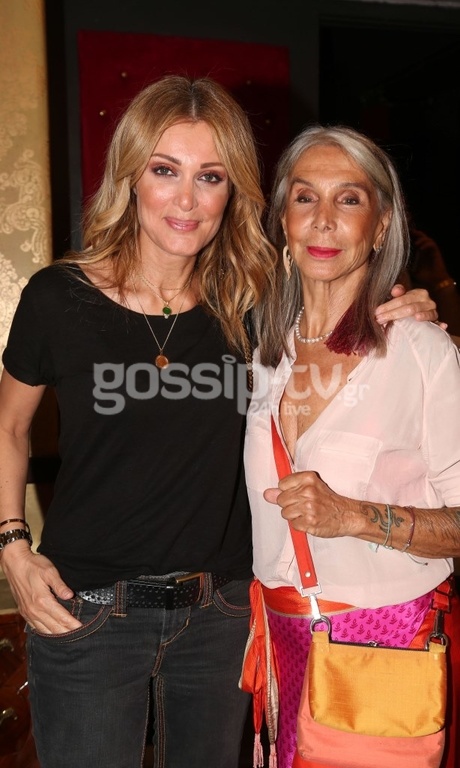 Κοσμοσυρροή στην πρεμιέρα της παράστασης «Γιε μου που πας» στο θέατρο Αθηνά