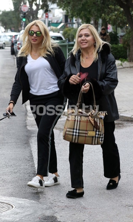 Μαμά και κόρη με ίδιο στιλ στη Γλυφάδα