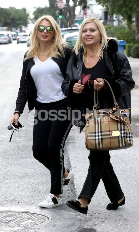 Μαμά και κόρη με ίδιο στιλ στη Γλυφάδα