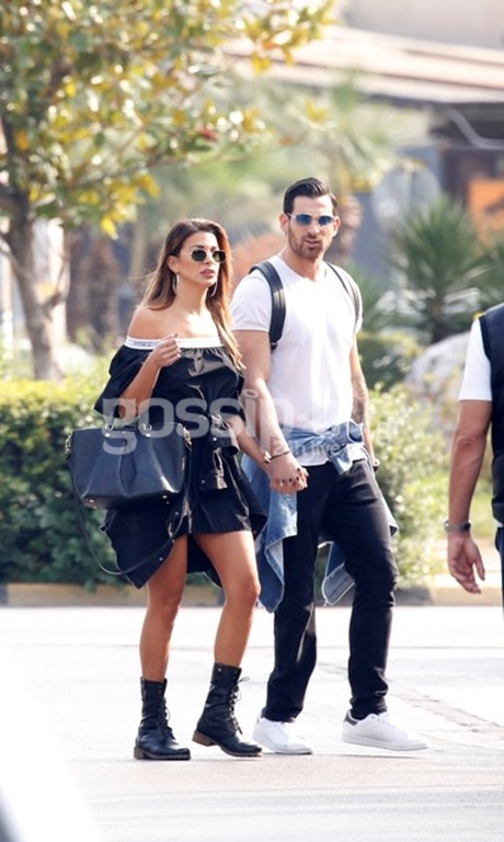 Τι έρωτας και αυτός! Τρυφερά φιλιά στη μέση του δρόμου! 