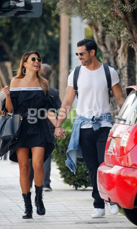 Τι έρωτας και αυτός! Τρυφερά φιλιά στη μέση του δρόμου! 