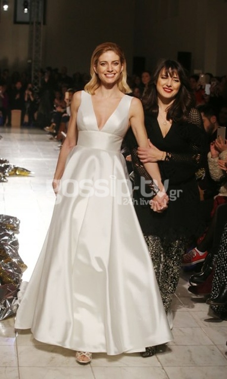   Πρόβα νυφικού για την Ευαγγελία Αραβανή! 