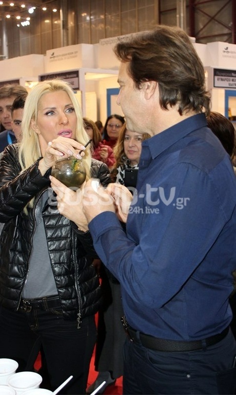 Μενεγάκη – Παντζόπουλος: Χεράκι χεράκι σε έξοδό τους – Το τρυφερό φιλί της Ελένης στον άντρα της