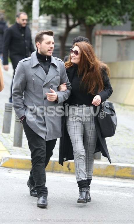 Μόλις μάθαμε ότι είναι ζευγάρι και άρχισαν και οι φωτογραφίες των παπαράτσι για τον έρωτά τους!