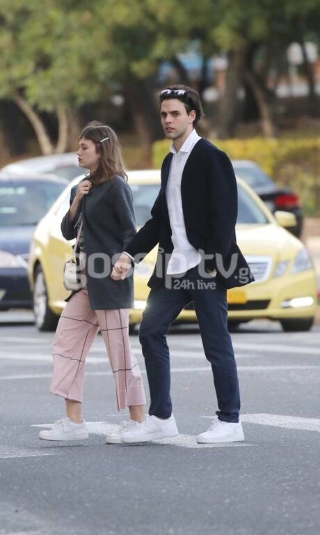 Τους τσακώσαμε αγκαλιά και χεράκι χεράκι στη Βουλιαγμένη