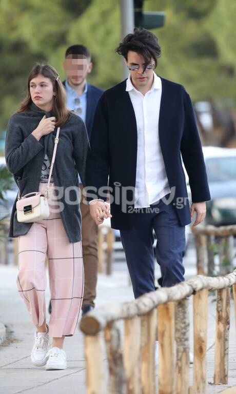 Τους τσακώσαμε αγκαλιά και χεράκι χεράκι στη Βουλιαγμένη