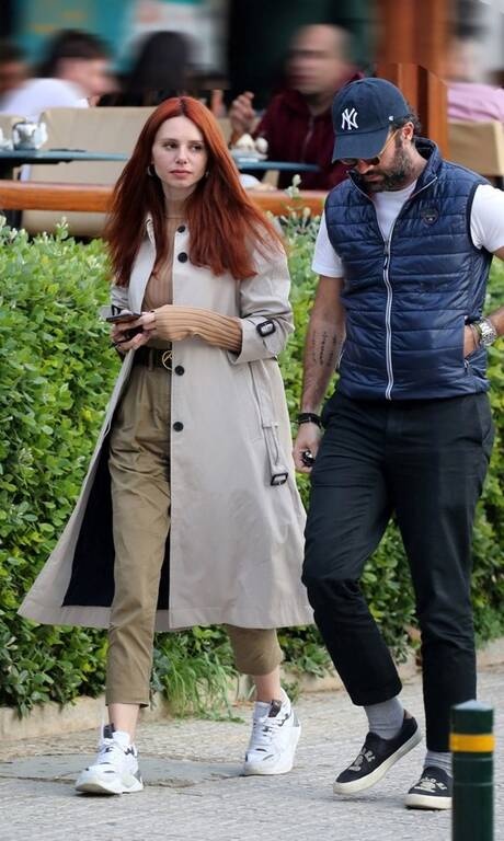 Έβελυν Καζαντζόγλου Η Έβελυν ξέρει πολύ καλά από μόδα και στυλ οπότε οι ‘’γήινες’’ αποχρώσεις την έβγαλαν ασπροπρόσωπη και σε αυτήν της την εμφάνιση. Ούτε μαύρο, ούτε άσπρο αλλά ούτε και φλούο αποχρώσεις τώρα με τις βροχές.