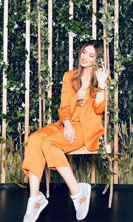 Αθηνά Οικονομάκου Το πορτοκαλί θυμίζει άνοιξη και το συγκεκριμένο κοστούμι της Αθηνάς Οικονομάκου είναι καταπληκτικό. Ακόμη και με sneakers. Δέκα με τόνο στην κυρία Οικονομάκου.