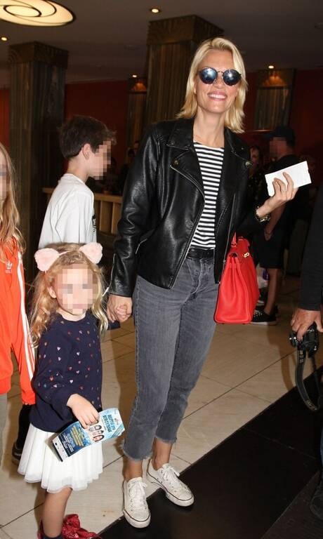 Βίκυ Καγιά Ένα μαύρο ριγέ μπλουζάκι με sneakers και τζιν παντελόνι έφεραν την Βίκυ Καγιά στην πρώτη θέση της καρδιάς μας. Και στη λίστα με τις καλοντυμένες.