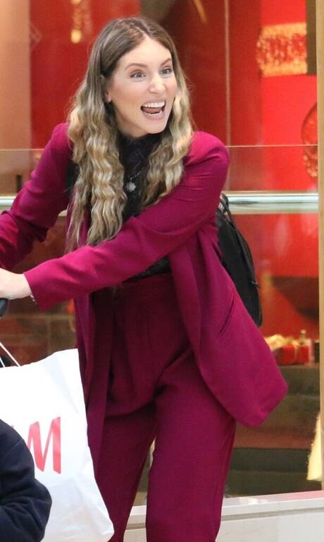 Αθηνά Οικονομάκου Ένα κοστούμι που μας κέρδισε όχι λόγω σχεδίου αλλά λόγω χρώματος. Κάνει τη διαφορά από τα κλασσικά μαύρα, γκρι και μπεζ που βλέπουμε τριγύρω μας και κάπως… πλήττουμε.